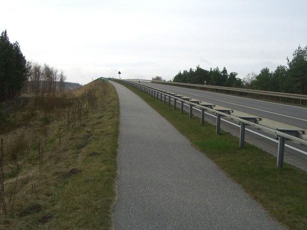 Straßenbrücke Seeburger Chaussee / EU RE 2und RB 13 in Staaken