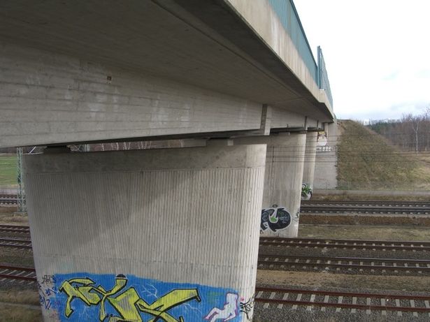 Straßenbrücke Seeburger Chaussee / EU RE 2und RB 13 in Staaken