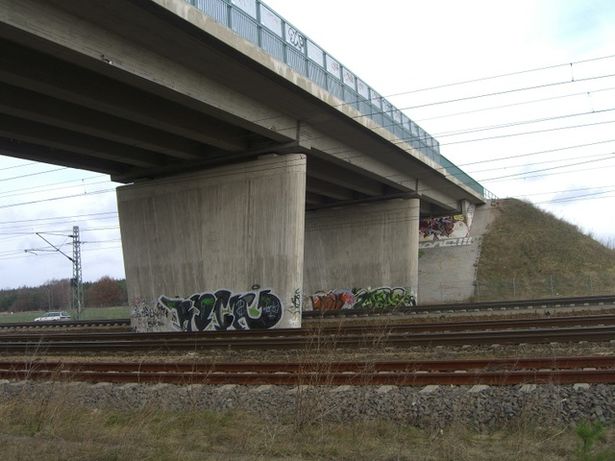 Straßenbrücke Seeburger Chaussee / EU RE 2und RB 13 in Staaken