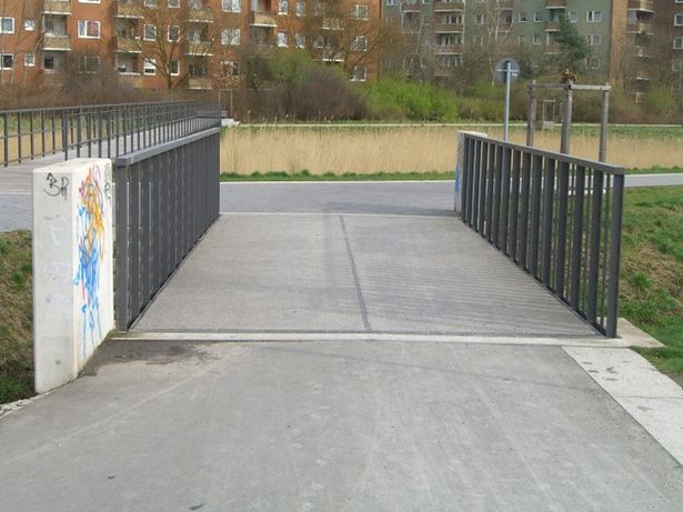 Fußwegbrücke östlich Ententeich / Bullengraben
