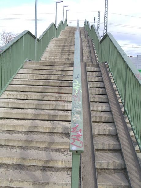 Fußwegbrücke Winterhuder Straße / EU RE 2 und RB 13 in Staaken