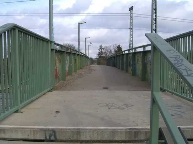 Fußwegbrücke Winterhuder Straße / EU RE 2 und RB 13 in Staaken