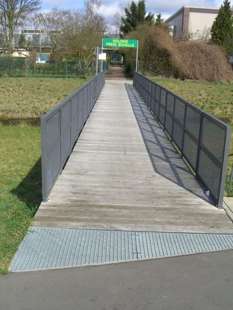 Fußwegbrücke Veilchenweg / Bullengraben und Niederung