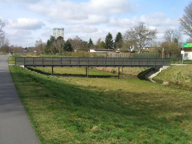 Fußwegbrücke Veilchenweg / Bullengraben und Niederung