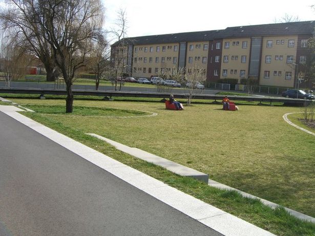 Fußwegbrücke Hauptweg - Lazarusstraße / Niederung mit Spiel- und Parkfläche