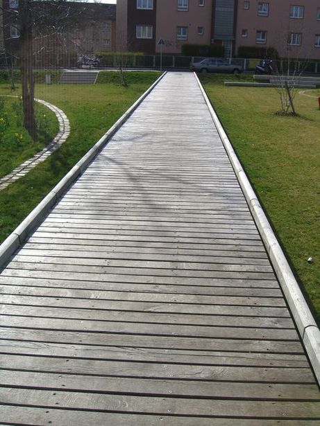 Fußwegbrücke Hauptweg - Lazarusstraße / Niederung mit Spiel- und Parkfläche