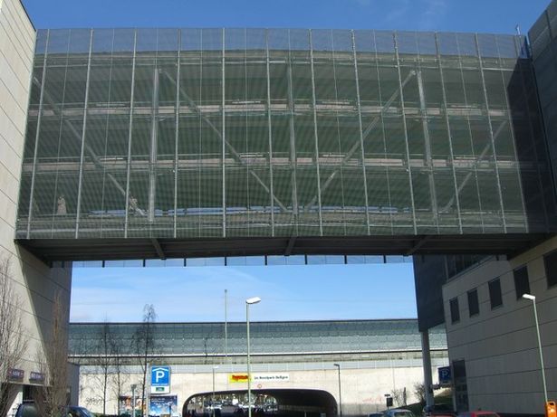 Hausbrücke für Fußgänger über Straße am Bahnhof Spandau