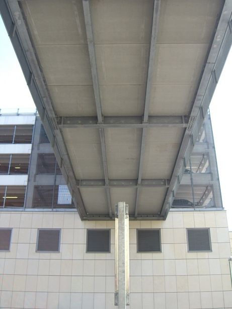 Hausbrücke für Fußgänger über Straße am Bahnhof Spandau