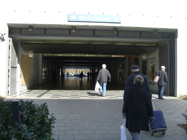 EÜ Stadtbahn Ost - Westverkehr / Durch- und Zugang zum Bahnhof Spandau Westseite