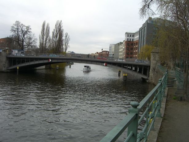 Gotzkowskybrücke / Spree
