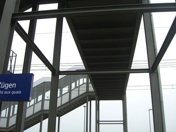 Bahnhofszugangsbrücke Pillgram / EU RE 1