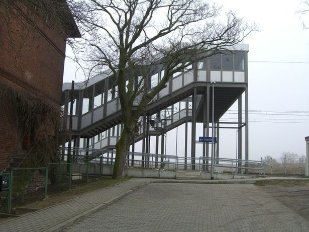 Bahnhofszugangsbrücke Pillgram / EU RE 1
