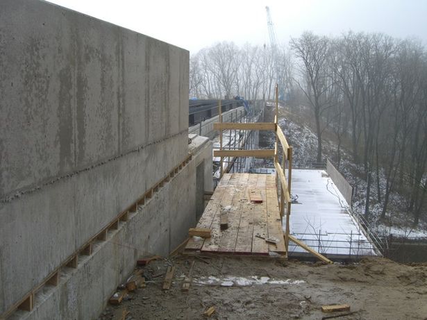Pagramer Straßenbrücke in Frankfurt Oder OT. Rosengarten / EU RE 1