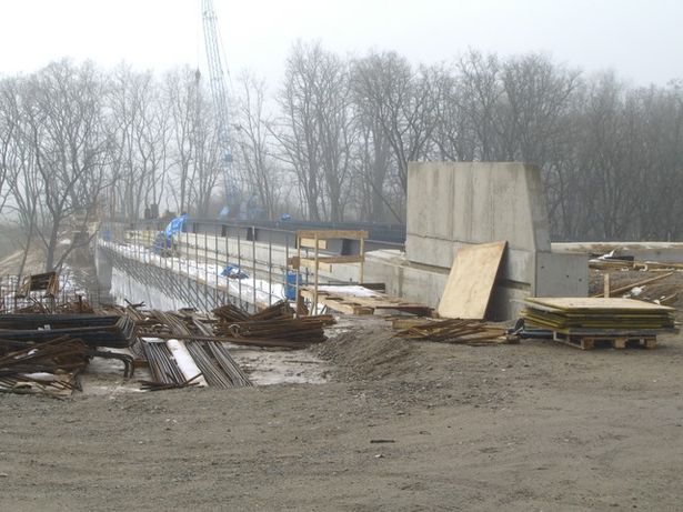 Pagramer Straßenbrücke in Frankfurt Oder OT. Rosengarten / EU RE 1