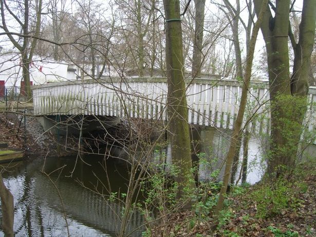 Fußwegbrücke Süd Lilli Palmer Promenade / linksseitiger Havelstichgraben