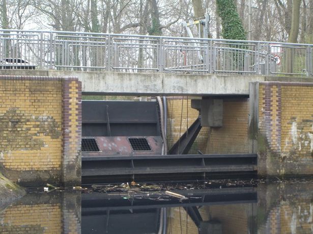 Fußgängerbrücke am Wehr zwischen Zitadellen- und Abzugsgraben