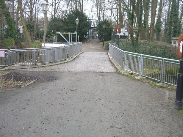 Fußgängerbrücke am Wehr zwischen Zitadellen- und Abzugsgraben