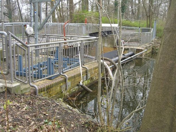 Fußgängerbrücke am Wehr zwischen Zitadellen- und Abzugsgraben
