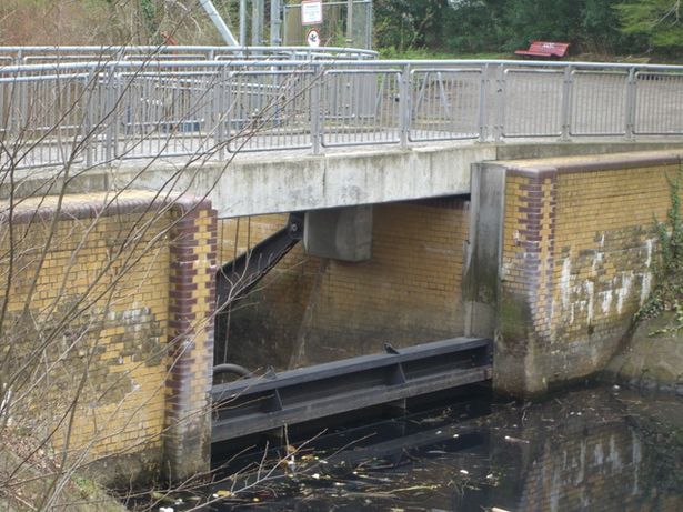 Fußgängerbrücke am Wehr zwischen Zitadellen- und Abzugsgraben