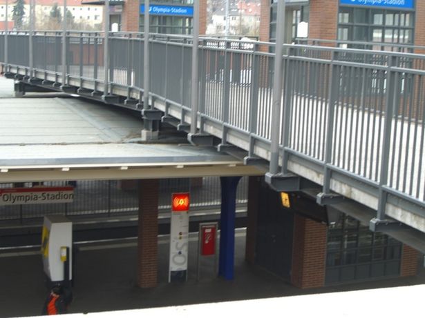 Fußwegbrücke / U 2 am Bf. Olympiastadion