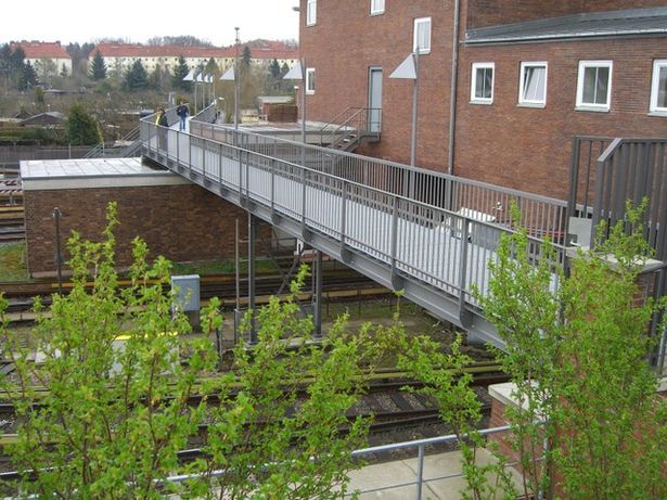 Fußwegbrücke / U 2 am Bf. Olympiastadion