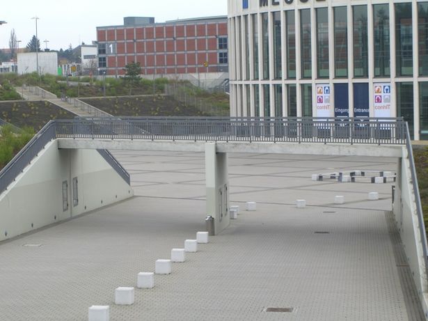Fußwegbrücke / Zugang zur Messe Berlin