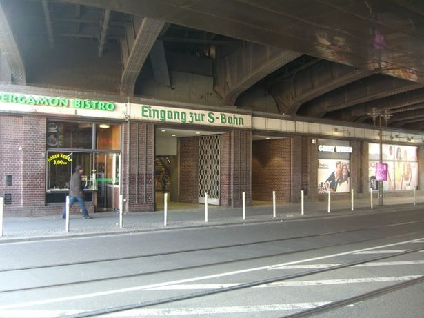 Bahnhofszugangsbrücke Bf. Friedrichstraße Ostseite außen