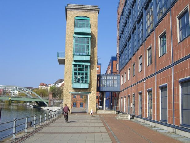 Hausbrücke Turm - Gebäude am r.Spreeufer,östl. Stromstraße