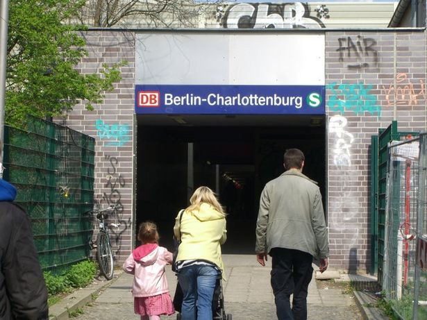 Bahnhofszugang u. Durchgang Charlottenburg westl.Levishamstr.