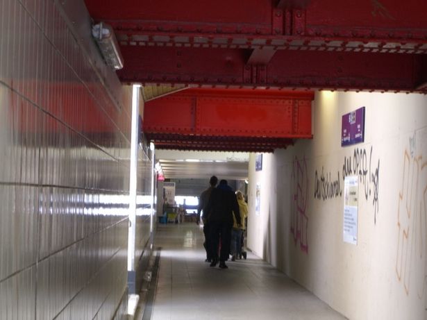 Bahnhofszugang u. Durchgang Charlottenburg westl.Levishamstr.