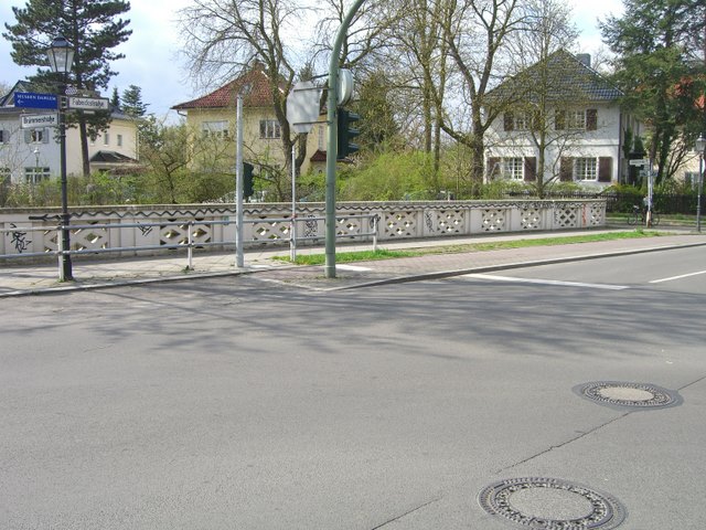 Fabeckstraßenbrücke / U Bahnlinie 3 mit Bf. Dahlem Dorf