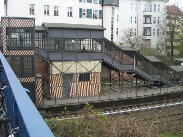 Bf. Botanischer Garten Zugangsbrücke