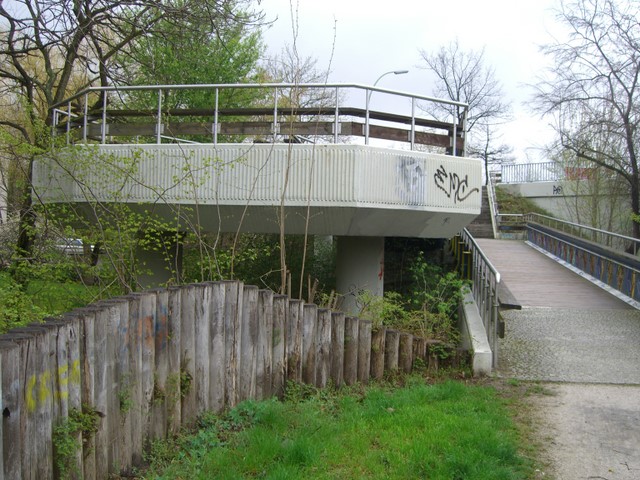 Auf- und Abstiegsbrücke z. Bahnbegleitweg am Dahlemer Weg