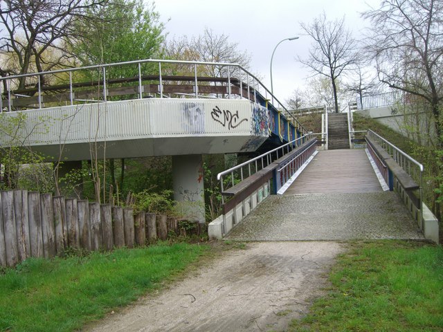 Auf- und Abstiegsbrücke z. Bahnbegleitweg am Dahlemer Weg