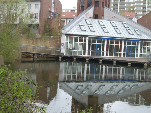 Fußwegbrücke über Teich nordöstlich der BAS 42025