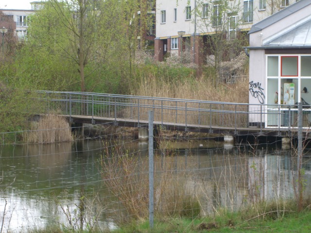 Fußwegbrücke über Teich nordöstlich der BAS 42025