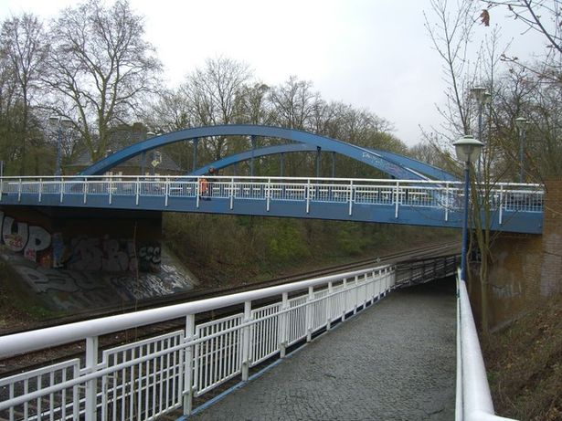 Bahnbegleitwegbrücke am Hang u. unter der Seehofstraßenbrücke