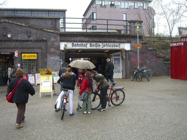 Durchgangs- und Zugangsbrücke Bf.Zehlendorf