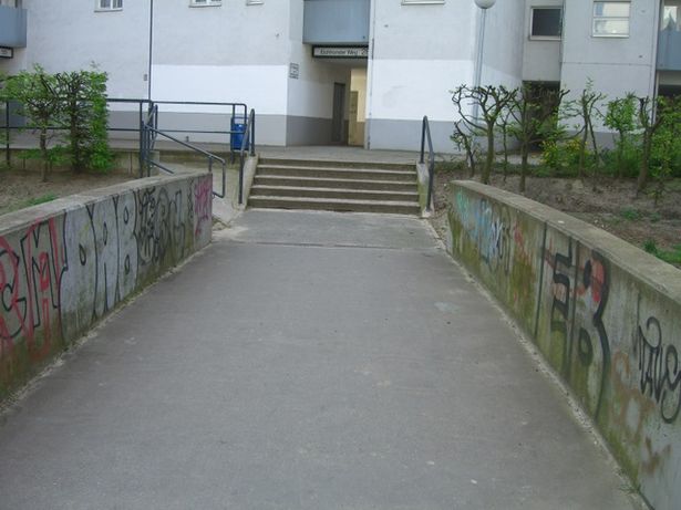 Heinzegrabenbrücke bei Hochhausgruppe am Eichhorster Weg