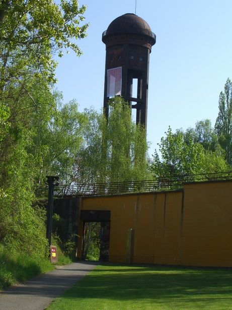 ehem. EÜ Nord im Naturpark Schöneberger Südgelände Wasserturm im Hintergrund