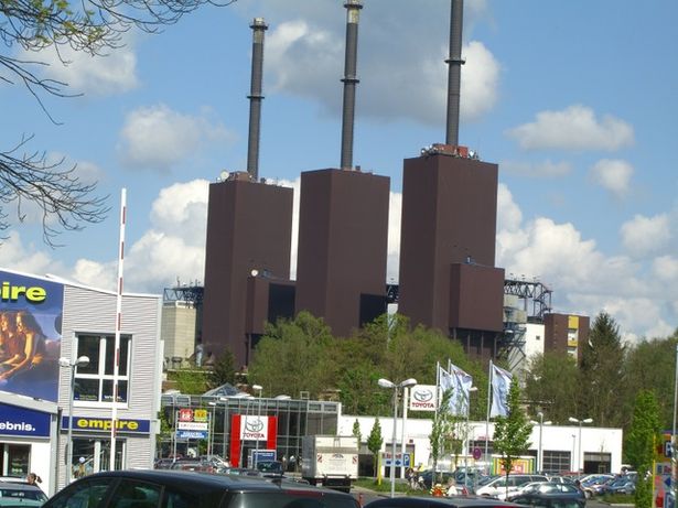 Durch- und Zugangsbrücke Bf. Osdorfer Straße mit Blick auf das Kraftwerk Ostpreußendamm