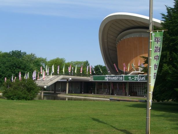 Zugangsbrücke zu Haus der Kulturen ( Schwangere Auster )