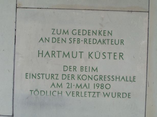 Zugangsbrücke zu Haus der Kulturen ( Schwangere Auster )