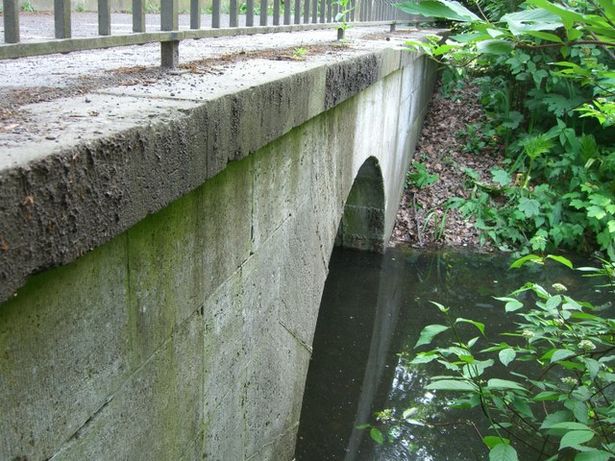 Brücke der Straße des 17. Juni westseitig / Tiergartenfließ