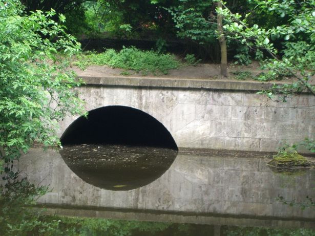 Brücke der Straße des 17. Juni westseitig / Tiergartenfließ