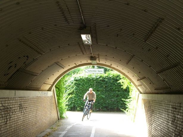 Abfahrtbrücke von der A 111 zum Saatwinkler Damm Ostseite