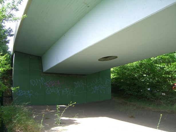 Abfahrtbrücke von und über die A 111 zum Flughafen Tegel