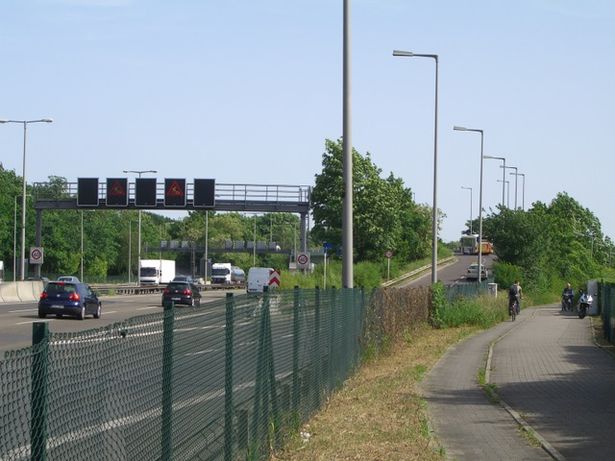 Abfahrtbrücke von und über die A 111 zum Flughafen Tegel