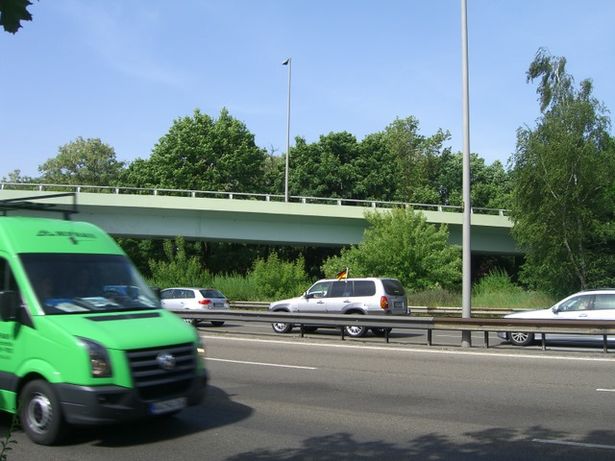 Abfahrtbrücke von und über die A 111 zum Flughafen Tegel