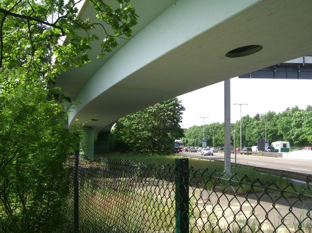 Abfahrtbrücke von und über die A 111 zum Flughafen Tegel